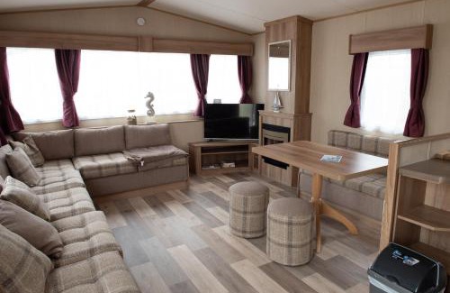 Kinmel Bay Resort | 2 Bed Caravan For Hire at Golden Sands in Rhyl