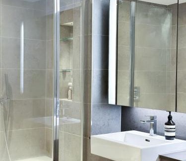 Nine Elms Apartment | 2 Bed Central Apartment Near Battersea by Mario - Free WiFi