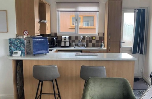 Mablethorpe Ski Chalet | 2 Bed Chalet Sleeps 6 - Pets, Near Beach, Parking