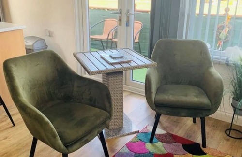 Mablethorpe Ski Chalet | 2 Bed Chalet Sleeps 6 - Pets, Near Beach, Parking