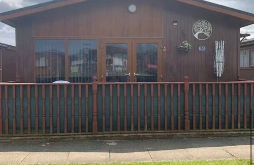 Mablethorpe Ski Chalet | 2 Bed Chalet Sleeps 6 - Pets, Near Beach, Parking