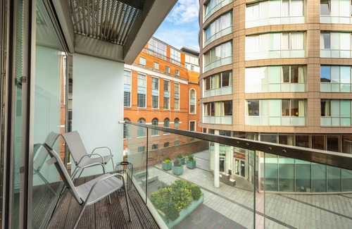 Liverpool City Centre Apartment | 2 bed city centre flat with free parking and balcony