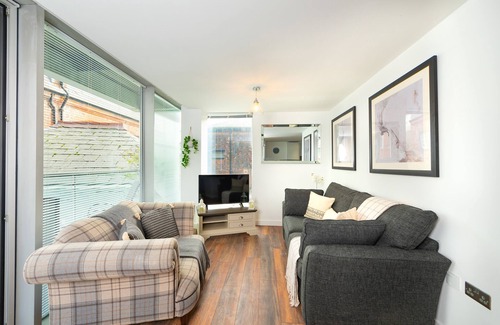 Liverpool City Centre Apartment | 2 bed city centre flat with free parking and balcony