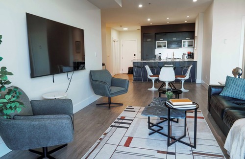 Richmond Apartment | 2 Bed Condo | Near DT, AC | Scenic Views