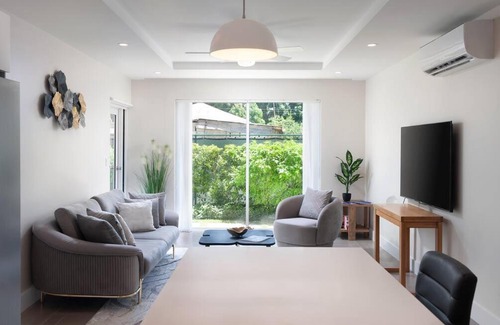 Little Battaleys Apartment | 2 Bed Coral Beach Condo Pool & Beach Access
