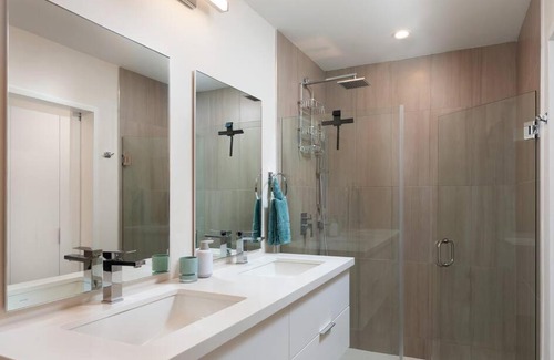 Little Battaleys Apartment | 2 Bed Coral Beach Condo Pool & Beach Access