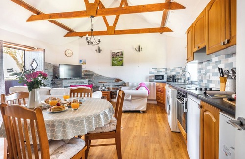 St Teath Cottage | 2 Bed cottage, original exposed beams. Pet friendly - 5 mins to nearest beach.