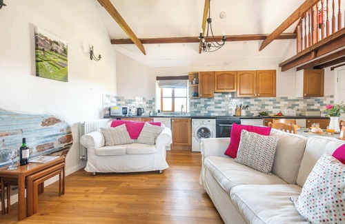 St Teath Cottage | 2 Bed cottage, original exposed beams. Pet friendly - 5 mins to nearest beach.