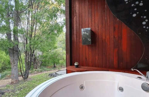 Peerabeelup Cottage | 2 Bed Cottage - Pet Free Adults Exclusive Retreat - Self contained 2 Bedroom Cottage 1 King and 1 Queen