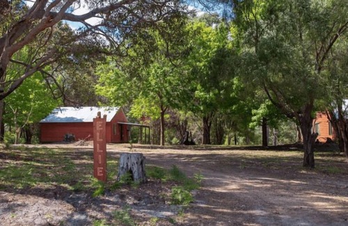 Peerabeelup Cottage | 2 Bed Cottage - Pet Free Adults Exclusive Retreat - Self contained 2 Bedroom Cottage 1 King and 1 Queen