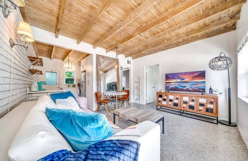 Del-Ida Park Historic District House | 2 Bed Cottage walk to Pineapple Grove, Atlantic Ave & the Beach