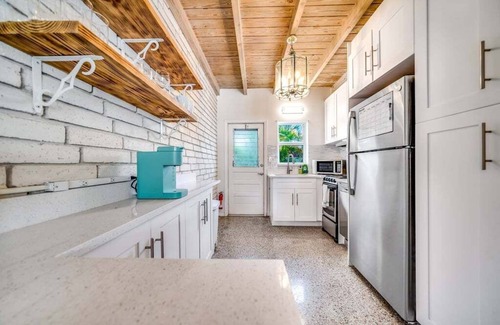 Del-Ida Park Historic District House | 2 Bed Cottage walk to Pineapple Grove, Atlantic Ave & the Beach