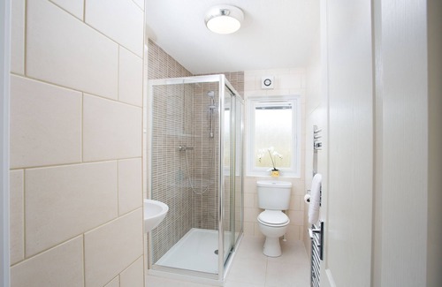 Contin Cabin | 2-Bed Cottage with Hot Tub at Loch Achilty, NC500