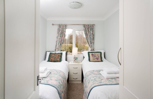 Contin Cabin | 2-Bed Cottage with Hot Tub at Loch Achilty, NC500