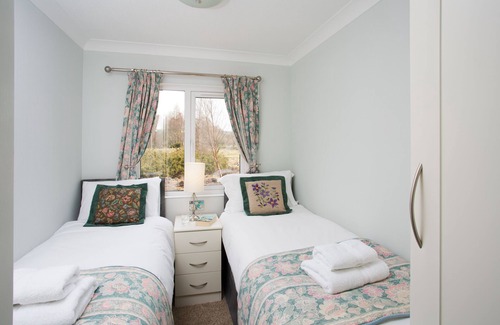 Contin Cabin | 2-Bed Cottage with Hot Tub at Loch Achilty, NC500