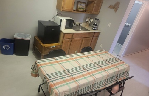 Cheektowaga Apartment | 2 Bed/Couch Lovely Lounge and Workspace