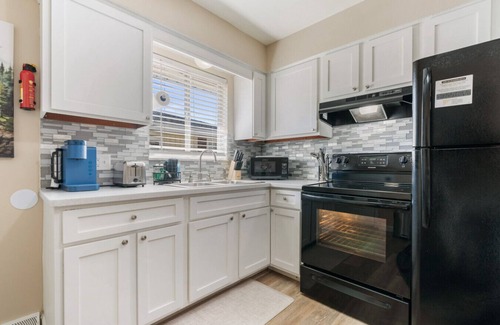 Akron Apartment | 2 Bed Cozy Mountain Themed Oasis