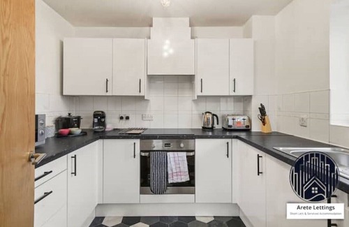 Woolwich Riverside Apartment | 2-Bed Cozy Retreat: Perfect for Weekend Breaks & Long-Term Stays