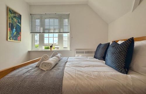 Moffat Apartment | 2 bed Elegant Flat in Stansted with parking