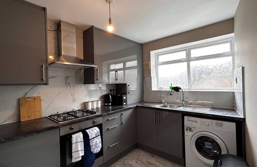 Hillingdon Apartment | 2 Bed Flat near Heathrow Airport with Free Parking and WiFi
