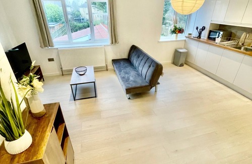 Cambridge Apartment | 2 Bed Flat - Sleeps 5 - Parking - Wifi