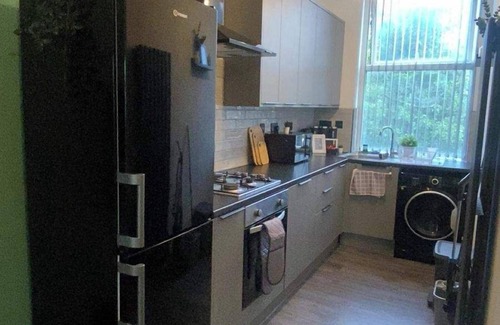 Chapeltown Apartment | 2 Bed Flat - Sleeps 5 - Parking - Wifi