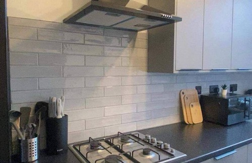 Chapeltown Apartment | 2 Bed Flat - Sleeps 5 - Parking - Wifi