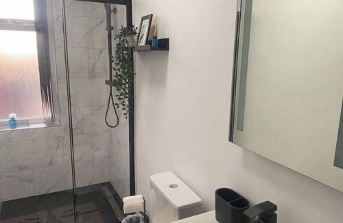 Chapeltown Apartment | 2 Bed Flat - Sleeps 5 - Parking - Wifi