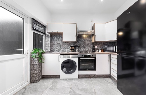 Blackpool House | 2 Bed Flat - Sleeps 8 - Pets - Parking - Wifi