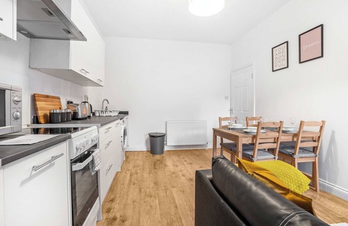 Kirkcaldy Apartment | 2 Bed-Ground Floor-Free Parking