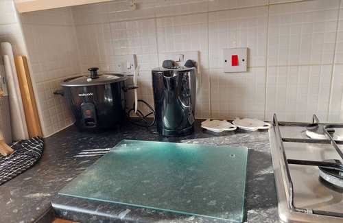 Hathern Apartment | 2-bed ground-floor flat in Loughbrough, UK. Free parking, WiFi, Smart TV