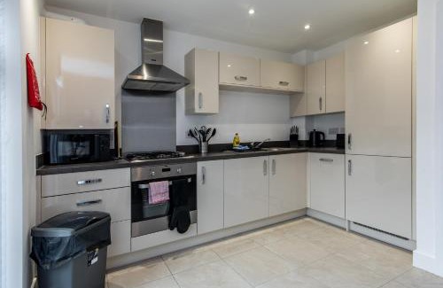 Newark House | 2-Bed Home in Quiet Neighborhood with Parking & Wifi