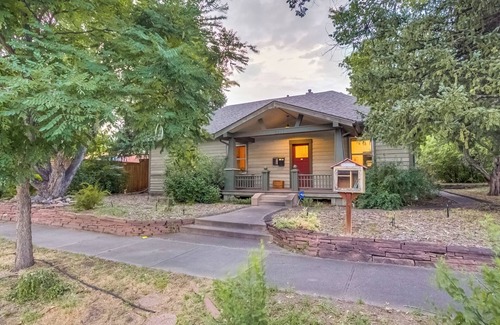 Golden House | 2 Bed Home* Mountain Views* Golden
