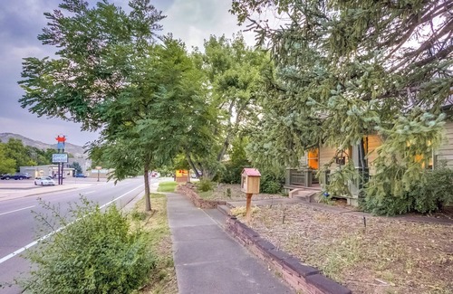 Golden House | 2 Bed Home* Mountain Views* Golden