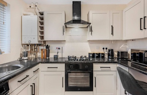 Earlswood House | 2 Bed Home with free parking and WIFI