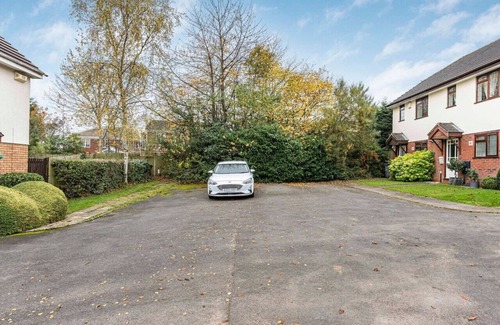 Earlswood House | 2 Bed Home with free parking and WIFI