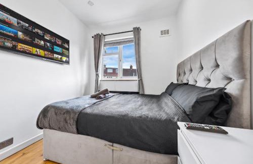 Downham Apartment | 2-Bed House, Bromley, Free Parking, 30 min to Central London