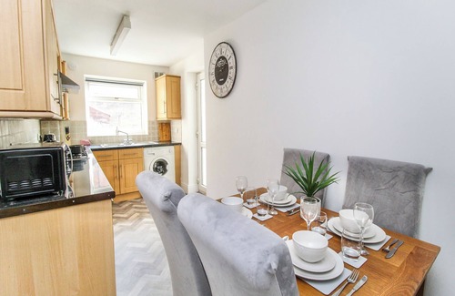 St Helens Apartment | 2 Bed House in St Helens | Near Liverpool | Good for Contractors & Families