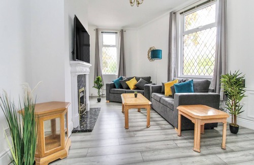 St Helens Apartment | 2 Bed House in St Helens | Near Liverpool | Good for Contractors & Families