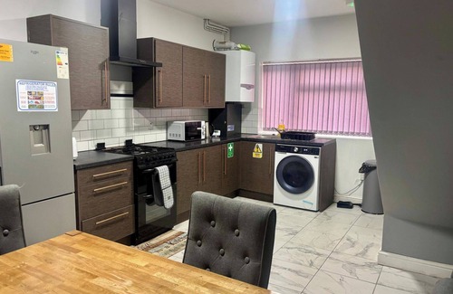 Cradley House | 2 Bed House-Sleeps 4-Free Parking