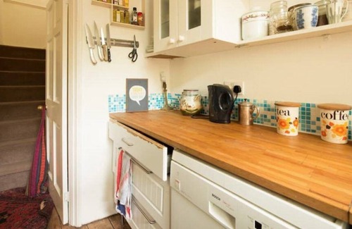 Cheltenham House | 2 Bed House - Sleeps 6 - Garden, Pets, Parking