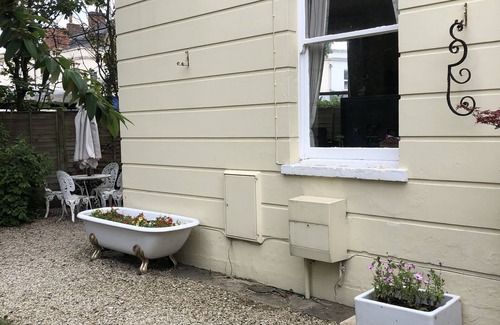 Cheltenham House | 2 Bed House - Sleeps 6 - Garden, Pets, Parking