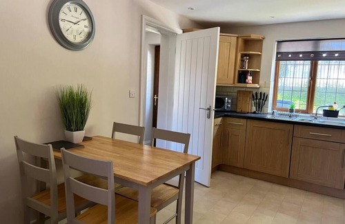 Lincoln House | 2-Bed House - Sleeps 6 - Garden, Parking, Wifi