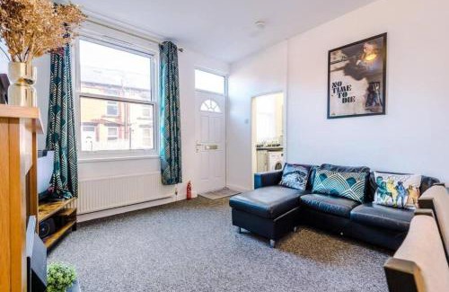Leeds Apartment | 2 Bed House - Sleeps 6 Perfect for Families and Contractors