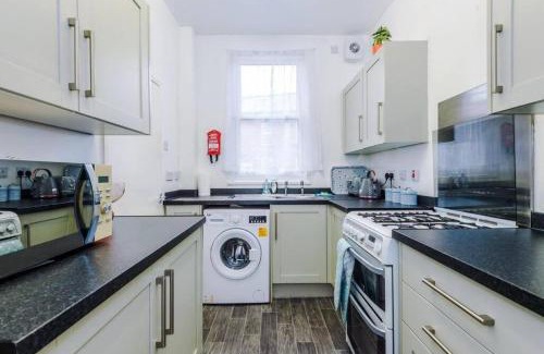 Leeds Apartment | 2 Bed House - Sleeps 6 Perfect for Families and Contractors