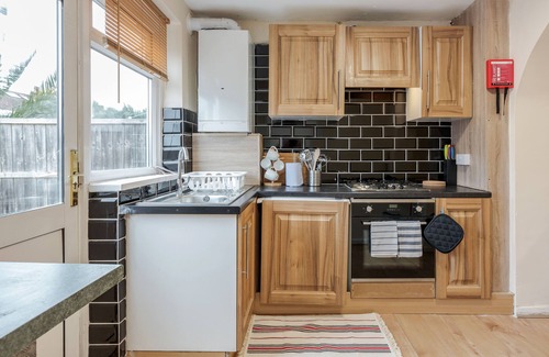 Barking House | 2-bed House - Sleeps 7 & Free Parking