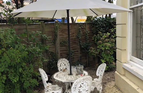 Cheltenham House | 2 Bed House - Sleeps 6 - Garden, Pets, Parking