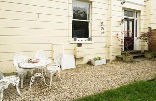 Cheltenham House | 2 Bed House - Sleeps 6 - Garden, Pets, Parking