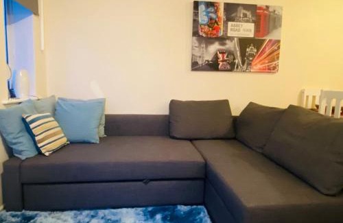 Bletchley House | 2 Bed House - Sleeps 8 - Wifi - Parking