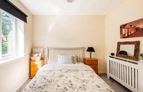 Bletchley House | 2 Bed House - Sleeps 8 - Wifi - Parking